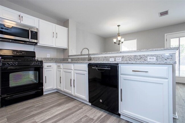 Building Photo - 311 Quarter Ave