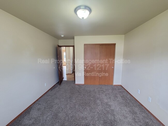 Building Photo - 1653 Larkspur Dr