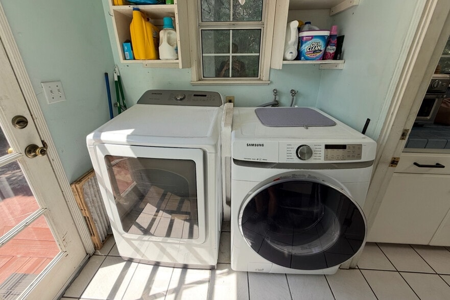 Building Photo - 6330 Longridge Ave