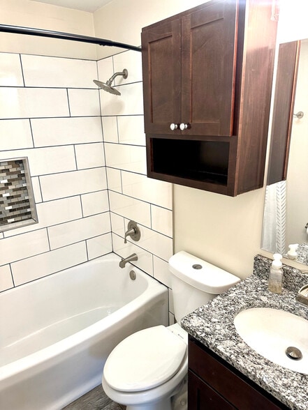 Building Photo - 2168 Plainfield Ave