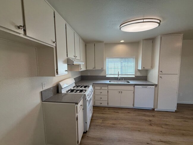 Building Photo - Updated single story near shopping and fre...