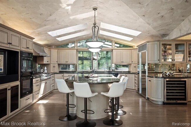 Building Photo - 3333 W Shore Dr