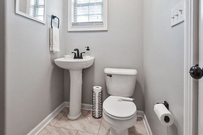 Building Photo - Dog Friendly Four Bedroom!