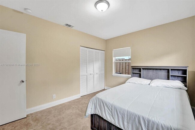 Building Photo - 1524 NE 15th Ave