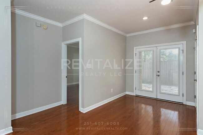 Building Photo - 3 Bed 3 Bath Townhome in West Mobile
