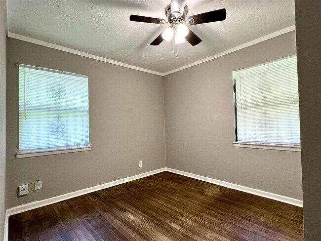 Building Photo - 9529 Chesterfield Dr