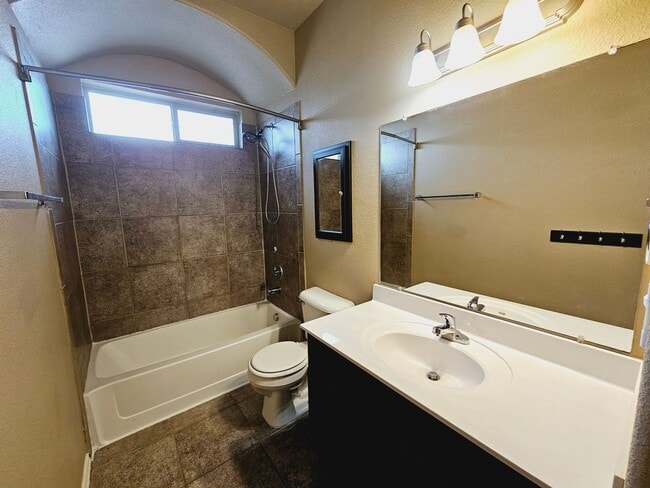 Building Photo - Beautiful 4 bedroom 2.5 bath home in Northeast El Paso!