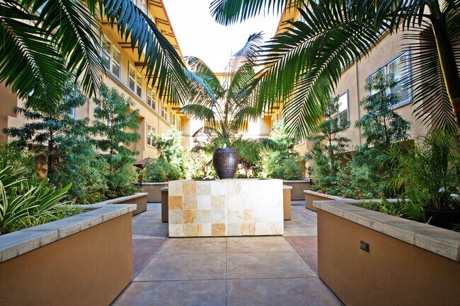 Building Photo - Expansive Marina District 2 Bedroom at Cit...