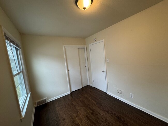 Building Photo - Move-In Ready Rental with Detached Garage