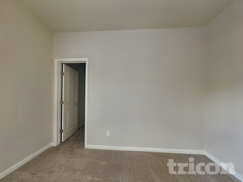 Building Photo - 208 Evergreen Way