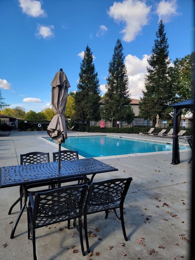 Building Photo - Adorable 3 bedroom 2 bath Condo