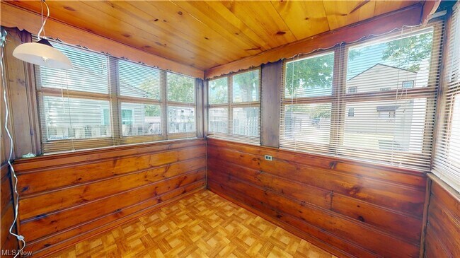 Building Photo - Gorgeous 3 bd, 2 bath South Euclid Home Awaits!