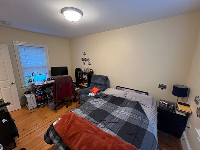 Building Photo - Porter Sq. Location. Renovated Unit, Steps...