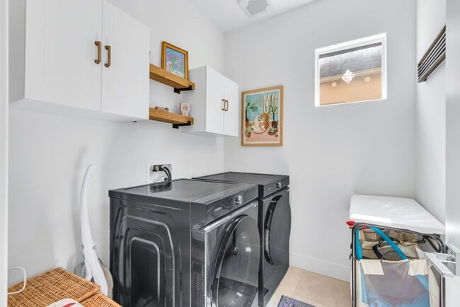 Building Photo - Stunning McKinley Village Home