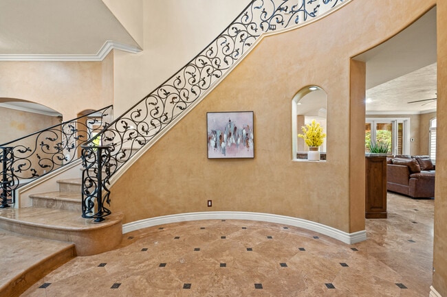Building Photo - Elegant 5BR Furnished Estate with Pool & G...