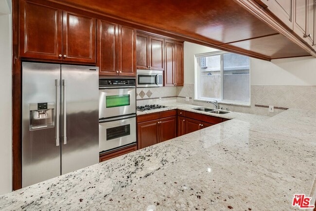 Building Photo - 2306 Fox Hills Dr