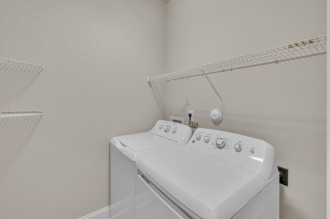 Building Photo - 4 Bedroom Home with 2 Car Garage & Fenced Yard!