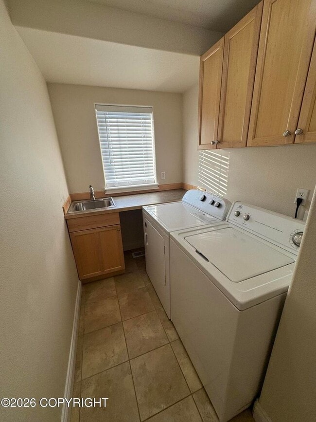 Building Photo - Stunning home in Goldenview