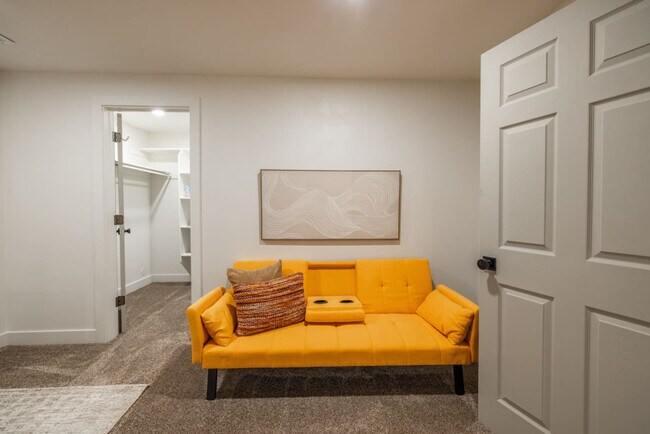 Building Photo - 1157 E Sego Lily Dr