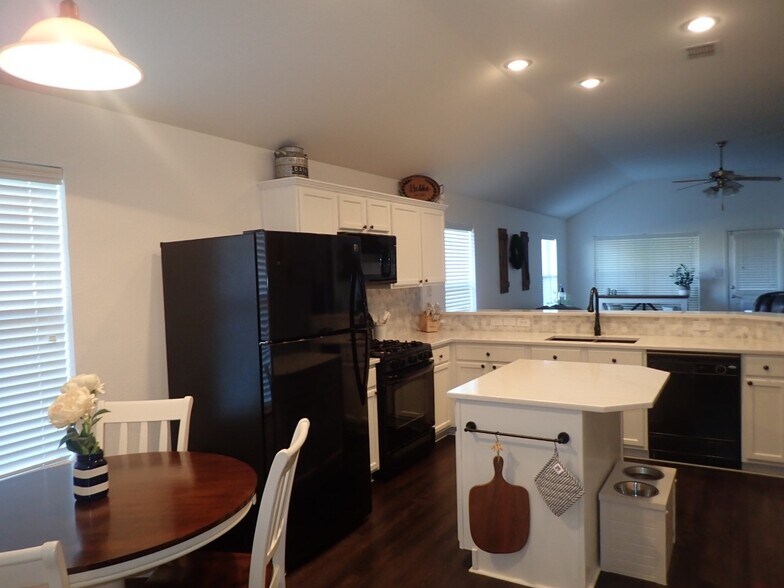 Kitchen - 9801 Willowick Ave