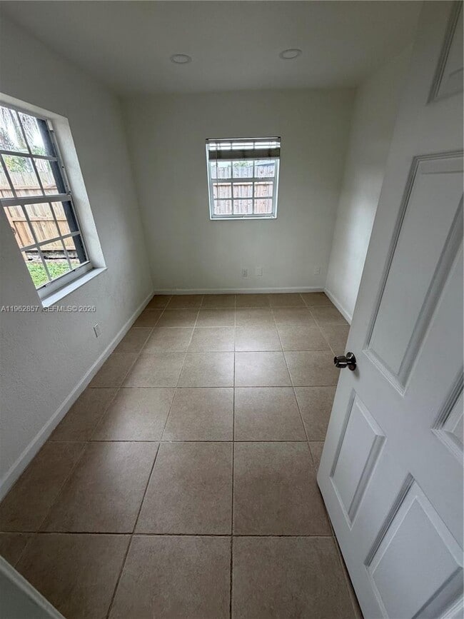 Building Photo - 830 SW 6th St