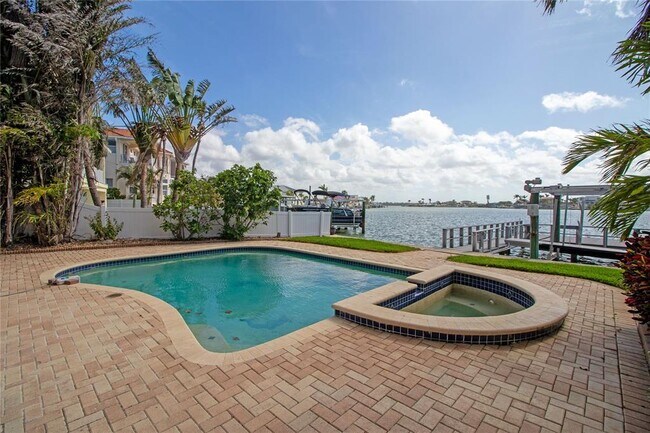 Building Photo - 17011 Dolphin Dr