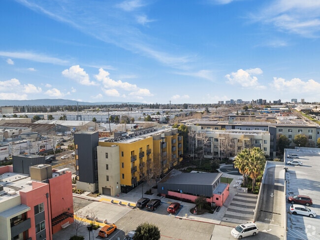 Building Photo - Met North