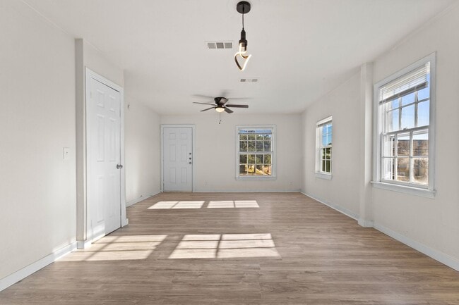 Building Photo - Charming Home in Prime Grand Prairie Locat...