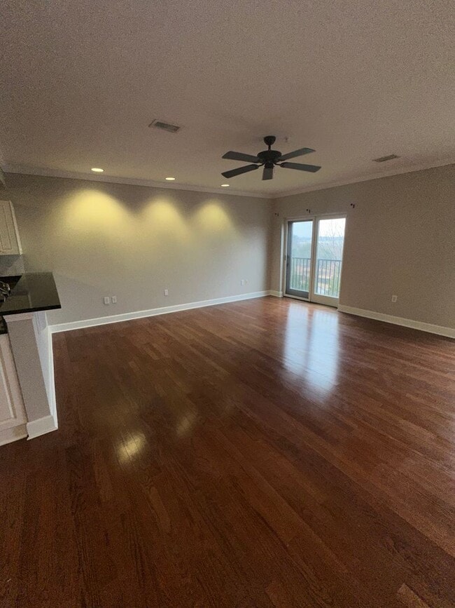 Building Photo - 1 Bed, 1 Bath at Carolina Walk - Steps from Williams Brice Stadium!