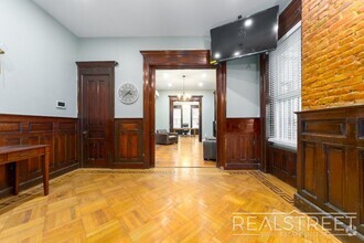 Building Photo - Magnficent 2 Bed Brimming with prewar deta...