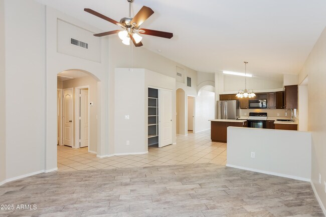 Building Photo - 118 W Villa Theresa Dr