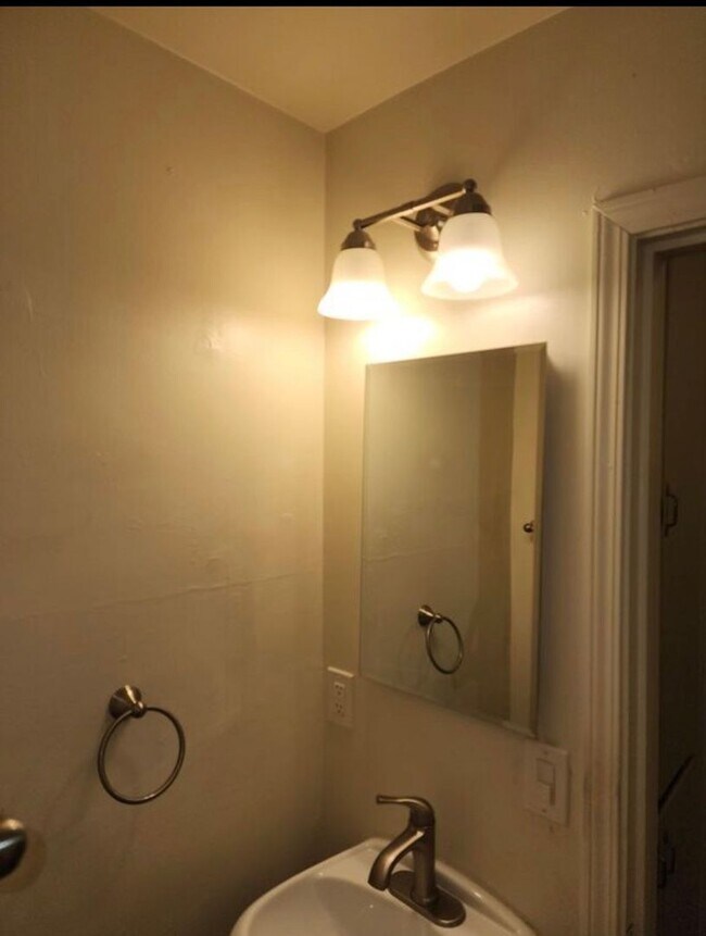 Building Photo - One bedroom Apartment