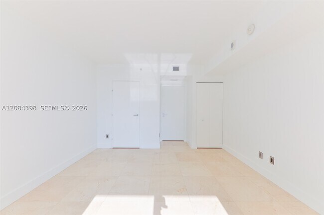 Building Photo - 1300 Brickell Bay Dr