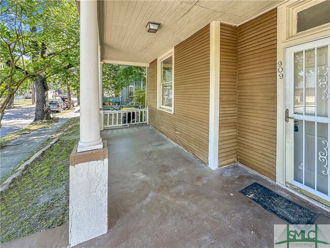Building Photo - 909 Harmon St