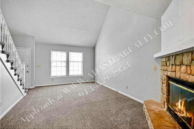 Building Photo - 3 Bed 1.5 Bath Duplex in Blue Valley Schoo...