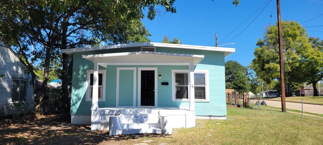 Building Photo - Gorgeous 3 bedroom/2 bath home w/ central ...