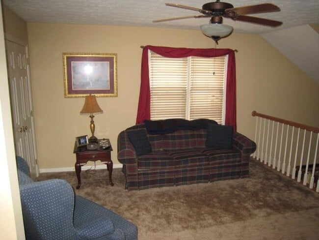 Building Photo - 2 bed + Bonus Room - Great School District...