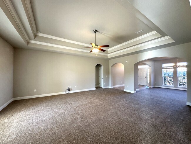 Building Photo - Gorgeous & Spacious