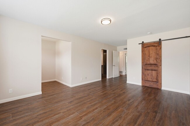 Building Photo - Spacious and Well Maintained 3 Bedroom Home in Orange