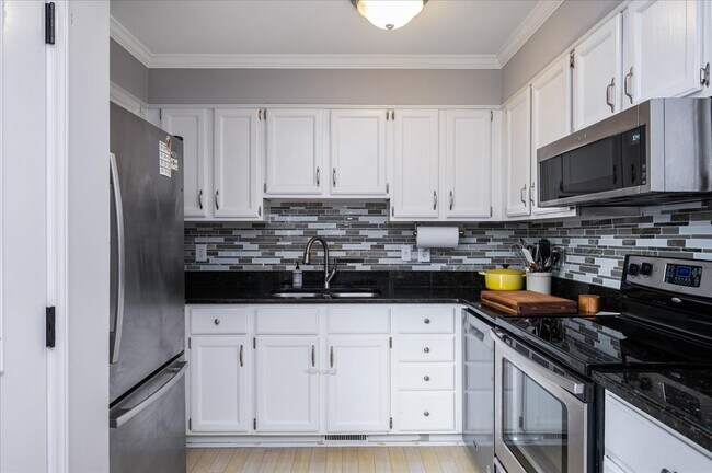 Building Photo - 616 E Davie St