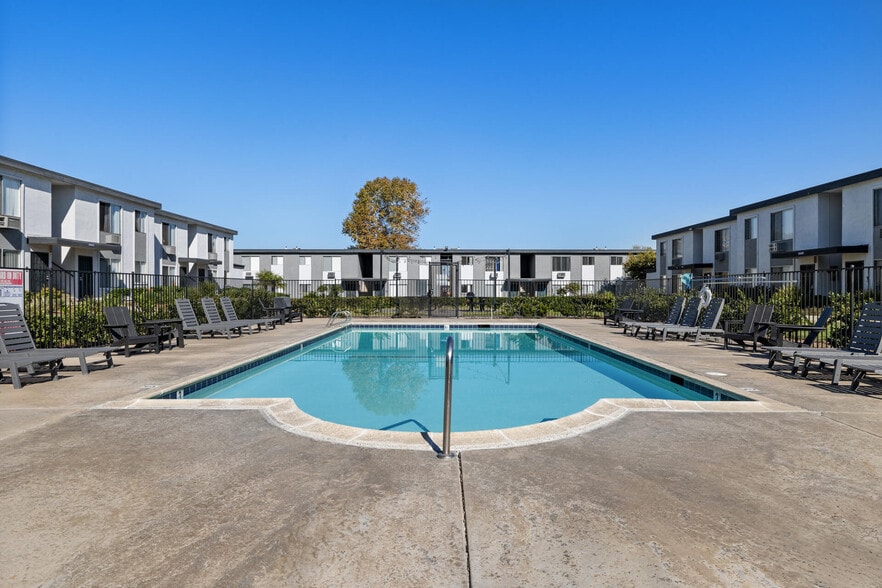 Building Photo - Horizon