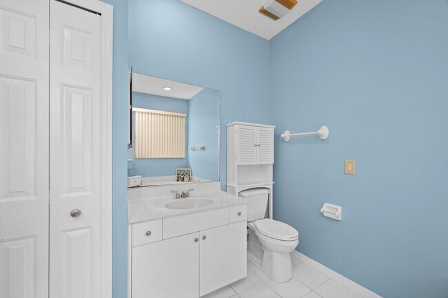 Building Photo - 1736 SW Mockingbird Dr