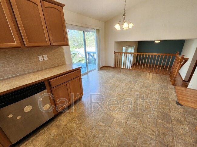 Building Photo - 916 Rees Ln