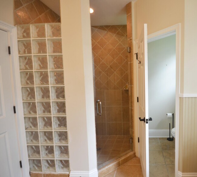 Building Photo - 2204 Altoona Dr