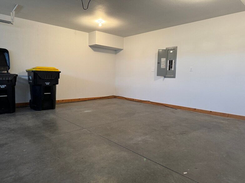 Garage - 389 NE Sandalwood