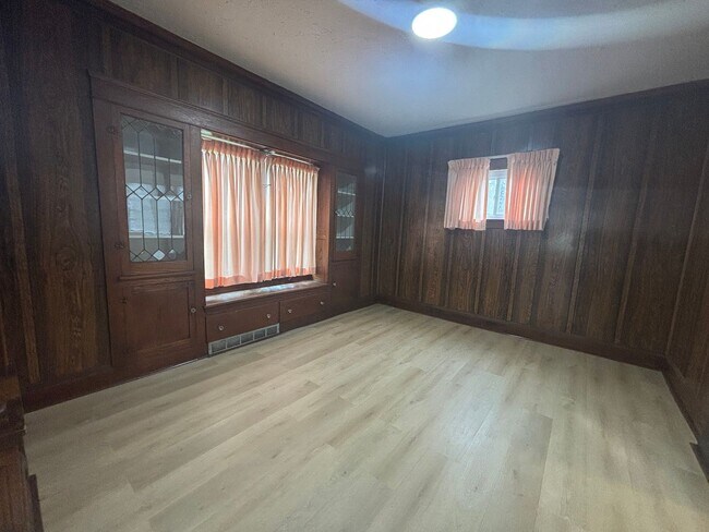 Building Photo - Spacious Single Family Home with Central Air