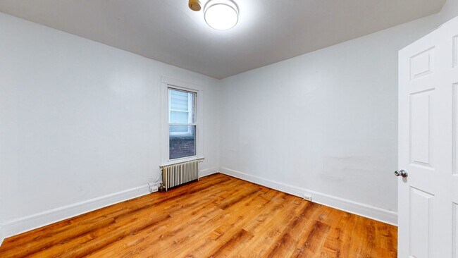 Building Photo - Spacious, Fully Renovated 3BR in Prime Eas...