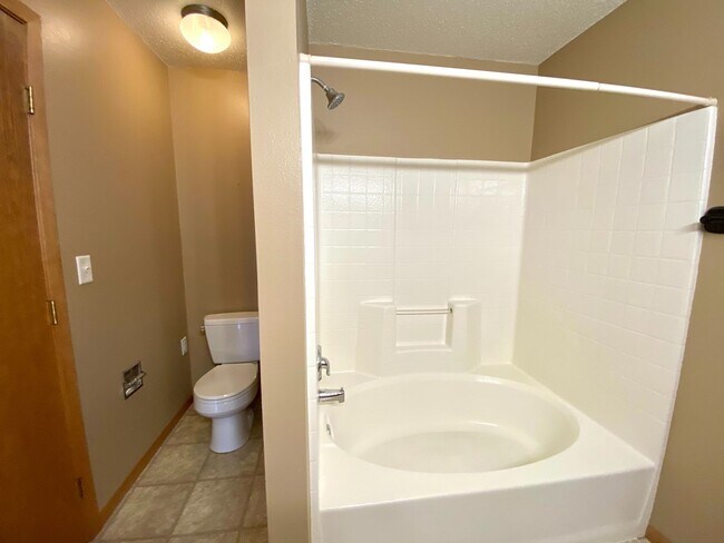 Building Photo - 3 bed Twinhome!!