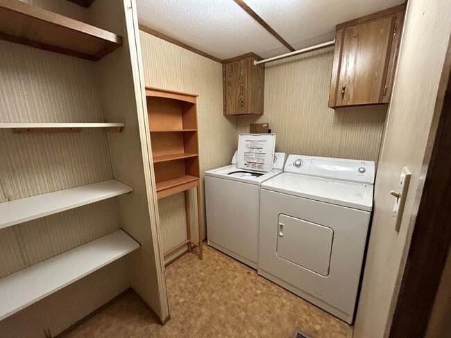 Building Photo - 3 Bed 2 Bath Mobile Home W/ Many Amenities...