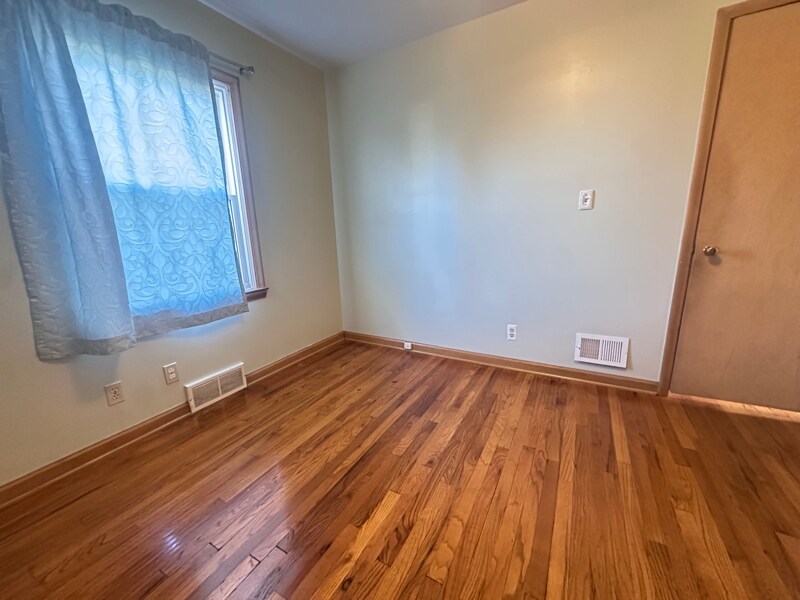 Building Photo - 8506 Izard St